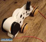 Drewniany piesek na kołach na sznurku - Obrazek 2