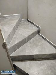 Układanie płytek na schodach - Obrazek 1