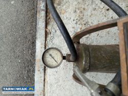 pompka nożna retro z manometrem - Obrazek 4