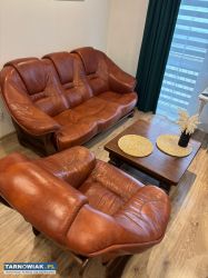 Skórzana sofa z fotelem i drewniany stolik - Obrazek 1