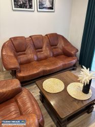 Skórzana sofa z fotelem i drewniany stolik - Obrazek 2