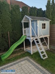Drewniany domek dla dzieci ze zjeżdżalnią - Obrazek 1