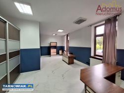 Lokal 49 m2 z parkingiem w centrum - Obrazek 1