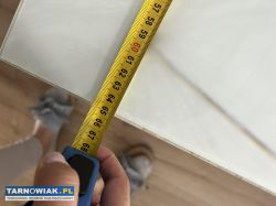 Nowoczesny biały stolik kawowy z efektownym szkłem - Obrazek 3